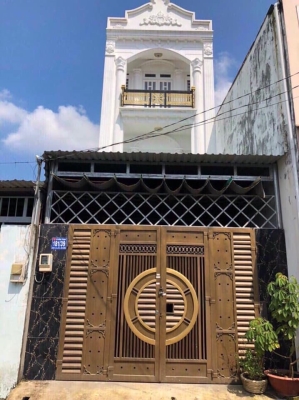 Nhà có sân đậu xe hơi 