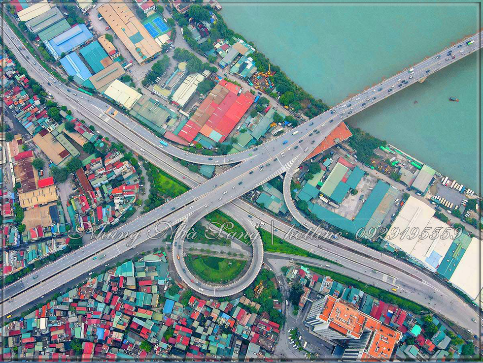 Tác động của một tuyến đường lớn đối với bất động sản thường diễn ra theo ba giai đoạn